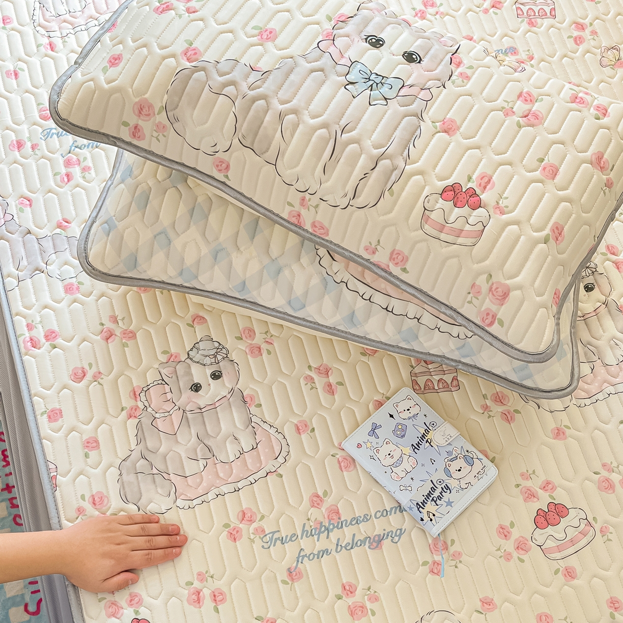 91家纺网 家纺一手货源 找家纺 摩妮卡 2026春夏新款凉感丝印花小清新乳胶凉席席子床笠款三件套 小蛋糕咪咪