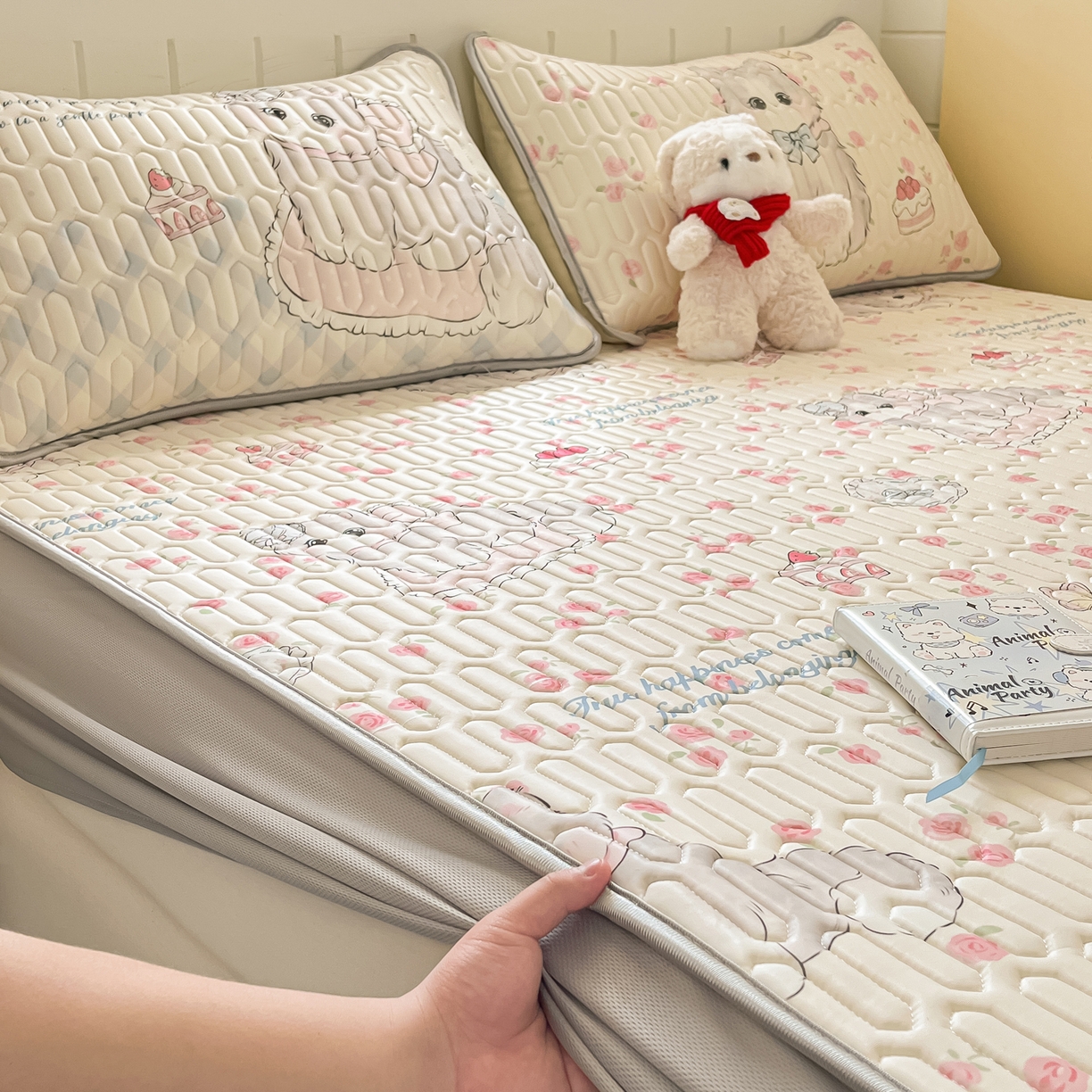 91家纺网 家纺一手货源 找家纺 摩妮卡 2026春夏新款凉感丝印花小清新乳胶凉席席子床笠款三件套 小蛋糕咪咪