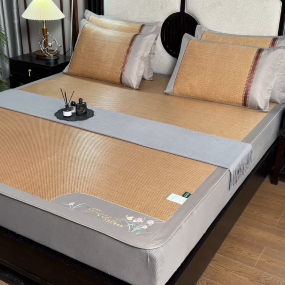 91家纺网 家纺一手货源 找家纺 小牛席业 2026新款小苍兰冰藤席系列（床笠款）凉席藤席冰藤席冰丝席竹席乳胶席 小苍兰清香冰藤席-床笠款（金色）