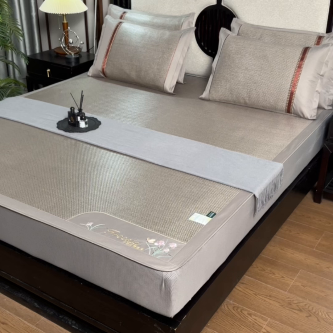 91家纺网 家纺一手货源 找家纺 小牛席业 2026新款小苍兰冰藤席系列（床笠款）凉席藤席冰藤席冰丝席竹席乳胶席 小苍兰清香冰藤席-床笠款（香槟）