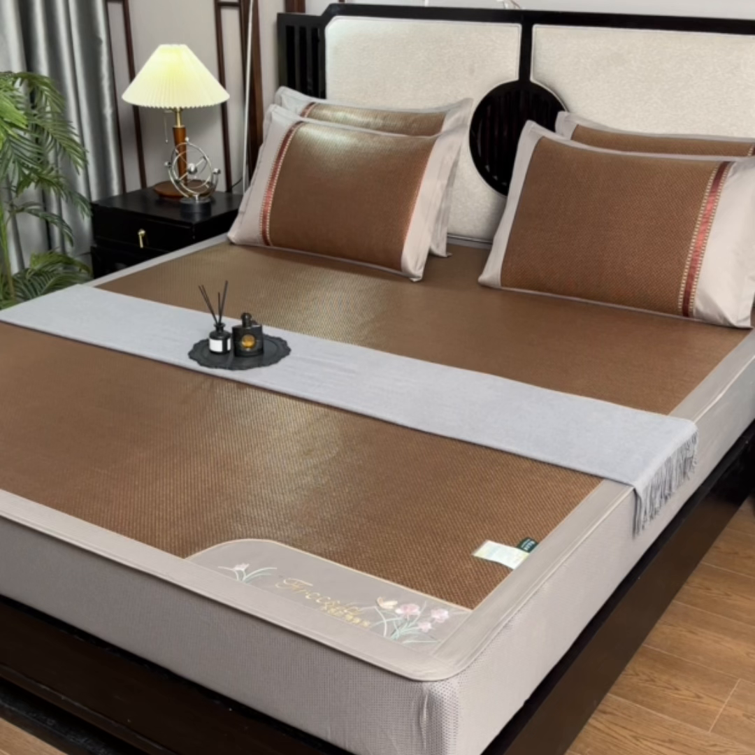 91家纺网 家纺一手货源 找家纺 小牛席业 2026新款小苍兰冰藤席系列（床笠款）凉席藤席冰藤席冰丝席竹席乳胶席 小苍兰清香冰藤席-床笠款（黑咖）