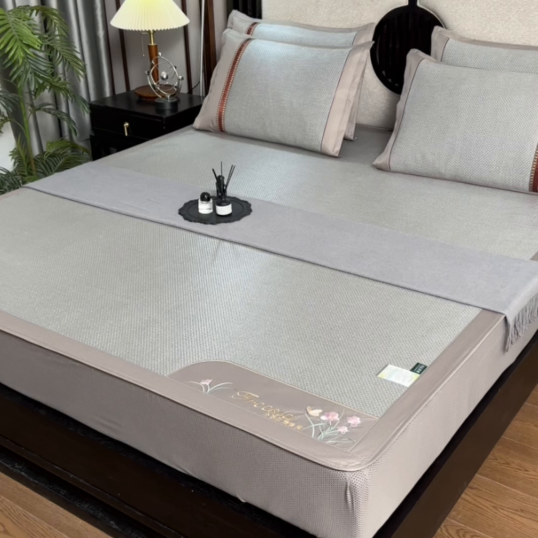 91家纺网 家纺一手货源 找家纺 小牛席业 2026新款小苍兰冰藤席系列（床笠款）凉席藤席冰藤席冰丝席竹席乳胶席 小苍兰清香冰藤席-床笠款（银灰）