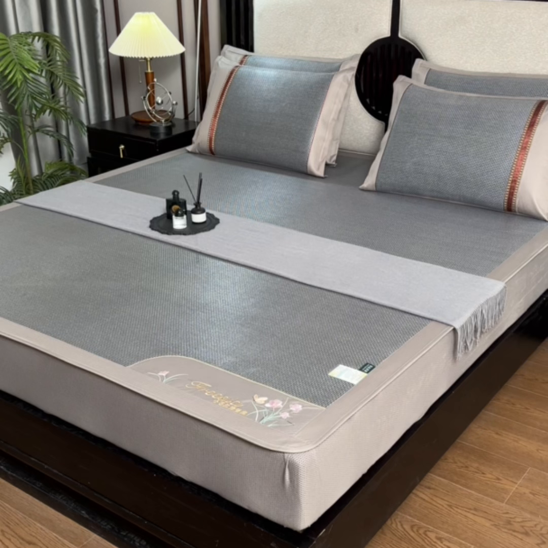 91家纺网 家纺一手货源 找家纺 小牛席业 2026新款小苍兰冰藤席系列（床笠款）凉席藤席冰藤席冰丝席竹席乳胶席 小苍兰清香冰藤席-床笠款（浅蓝）