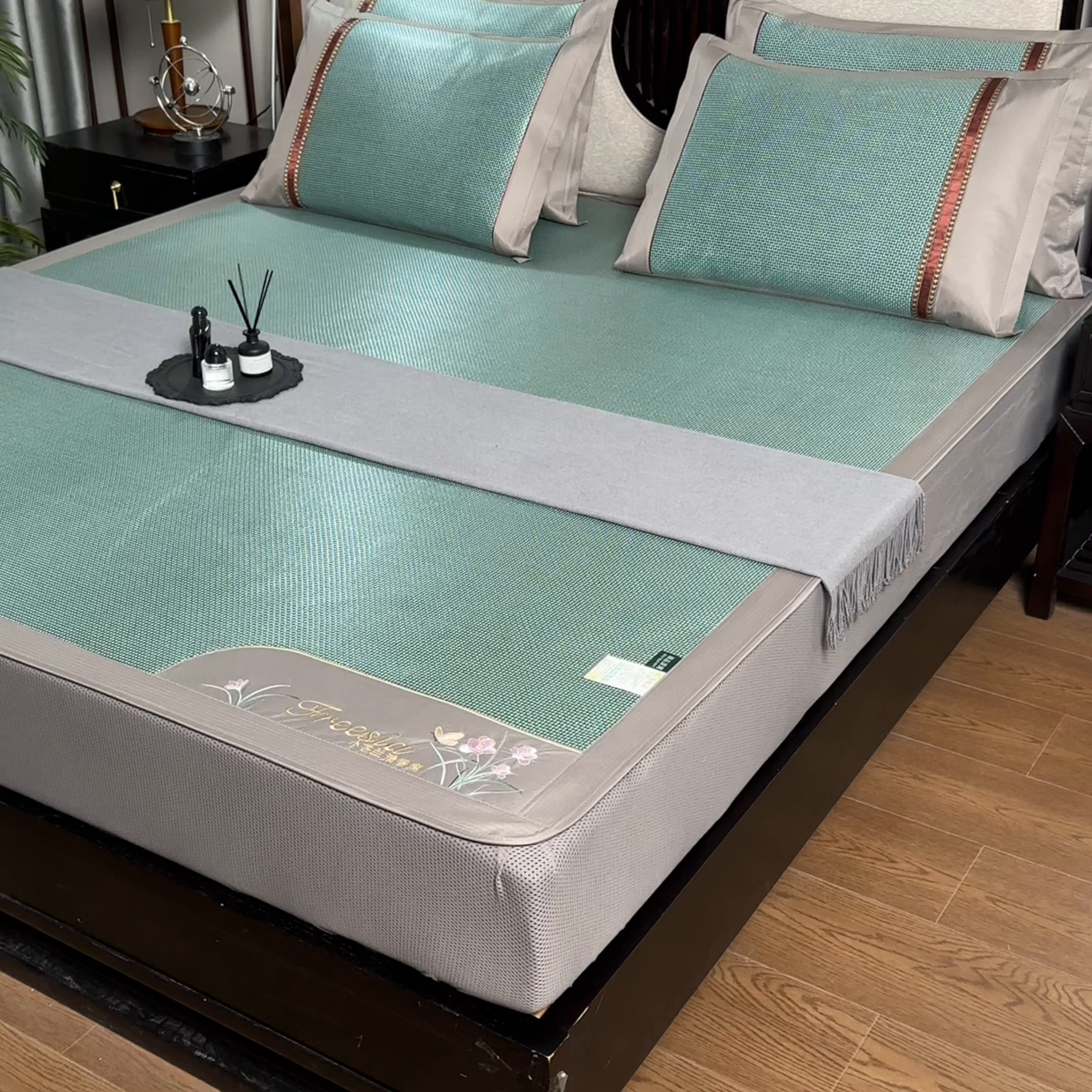 91家纺网 家纺一手货源 找家纺 小牛席业 2026新款小苍兰冰藤席系列（床笠款）凉席藤席冰藤席冰丝席竹席乳胶席 小苍兰清香冰藤席-床笠款（绿色）