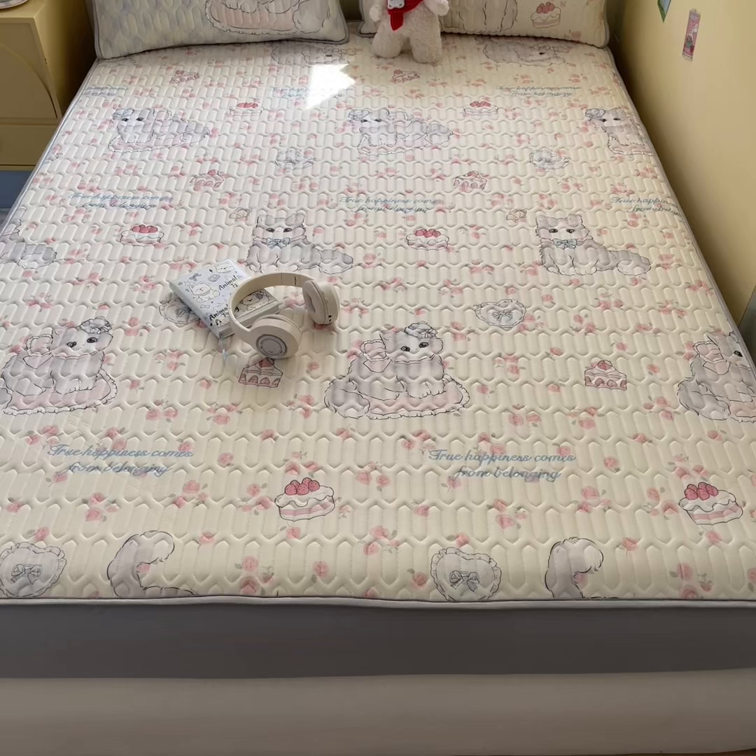 91家纺网 家纺一手货源 找家纺 摩妮卡 2026春夏新款凉感丝印花小清新乳胶凉席席子床笠款三件套 小蛋糕咪咪