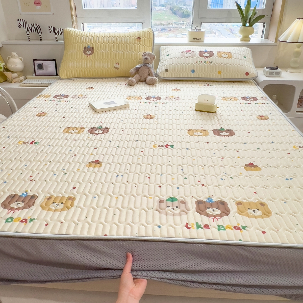 91家纺网 家纺一手货源 找家纺 摩妮卡 2026春夏新款凉感丝印花小清新乳胶凉席席子床笠款三件套 小熊童趣集