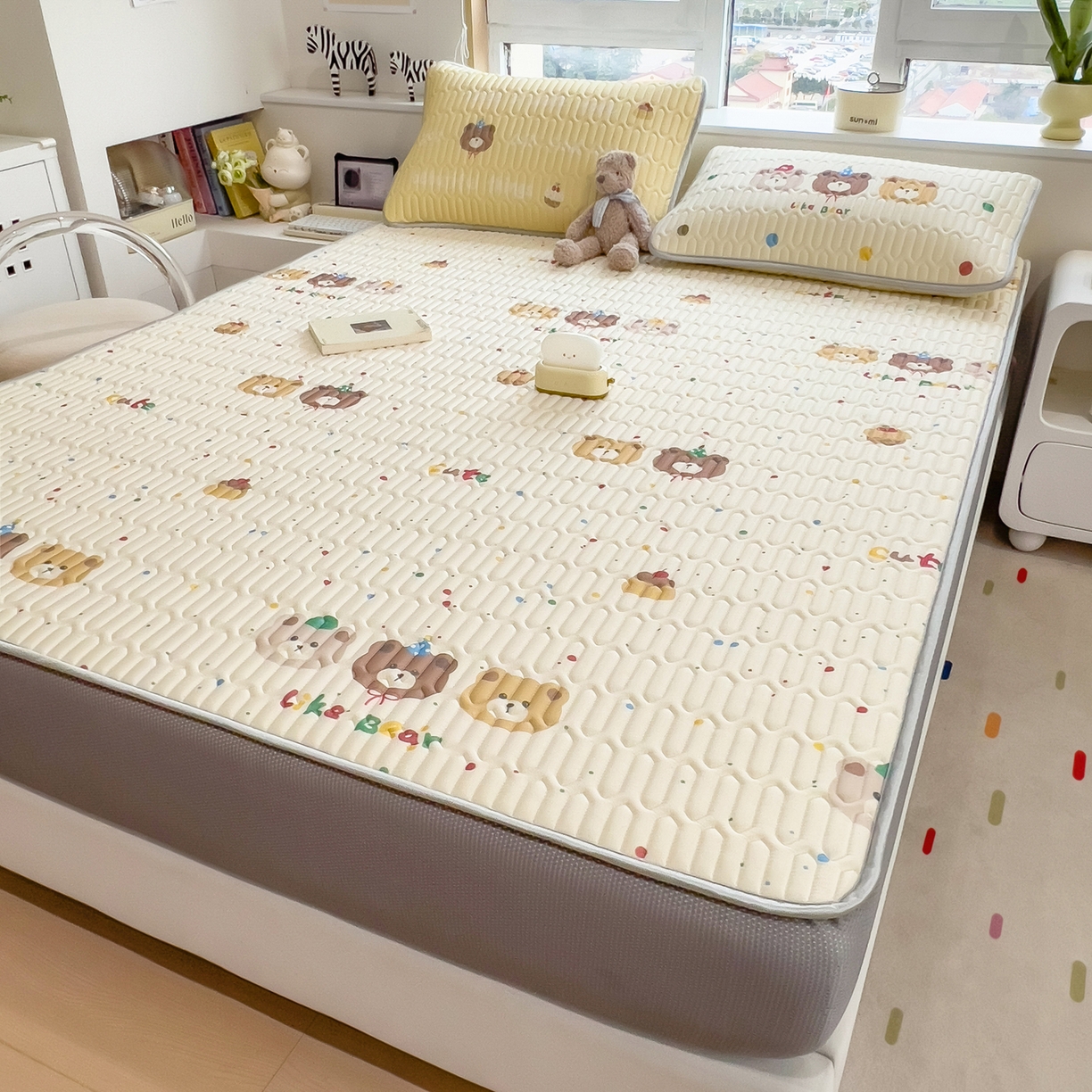 91家纺网 家纺一手货源 找家纺 摩妮卡 2026春夏新款凉感丝印花小清新乳胶凉席席子床笠款三件套 小熊童趣集