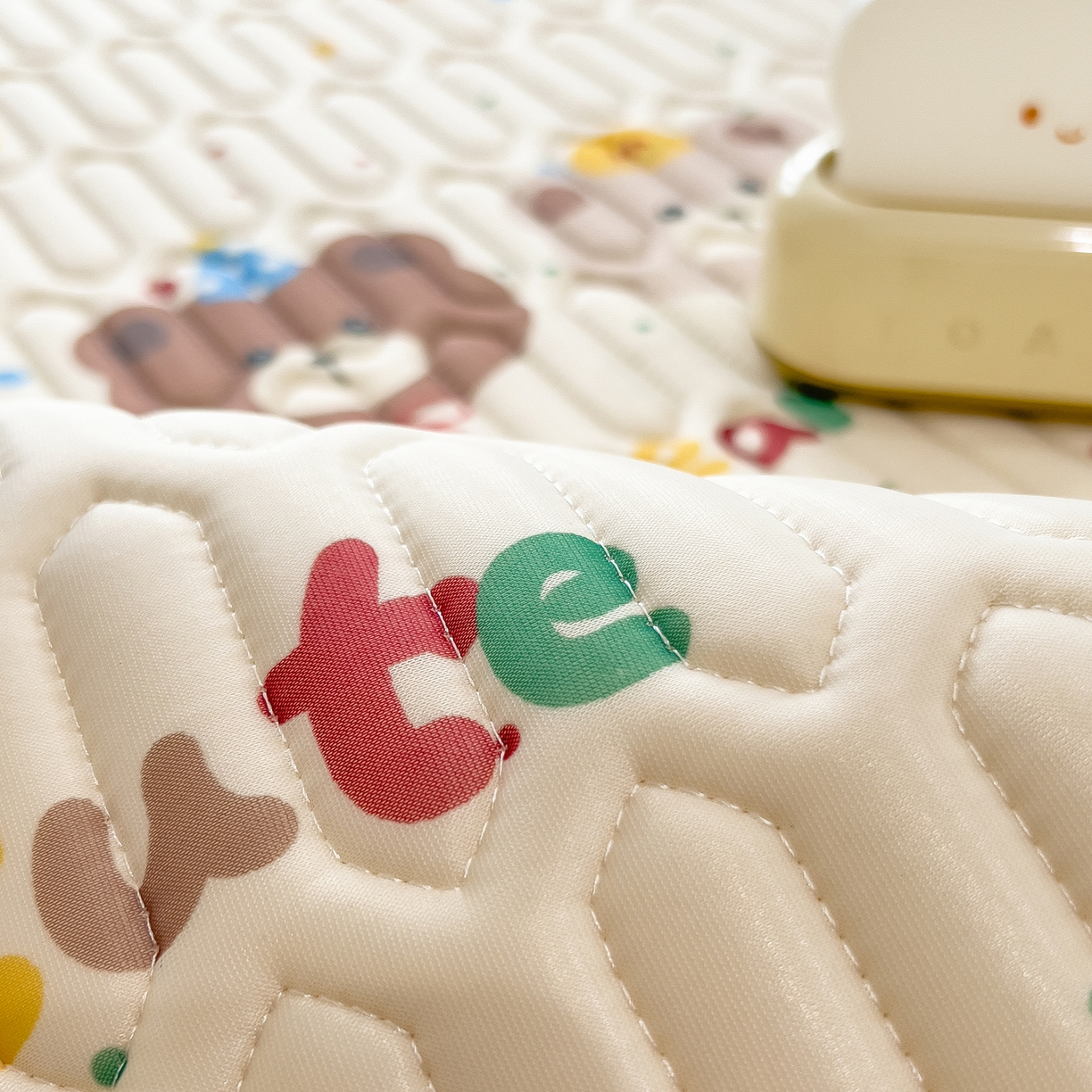 91家纺网 家纺一手货源 找家纺 摩妮卡 2026春夏新款凉感丝印花小清新乳胶凉席席子床笠款三件套 小熊童趣集