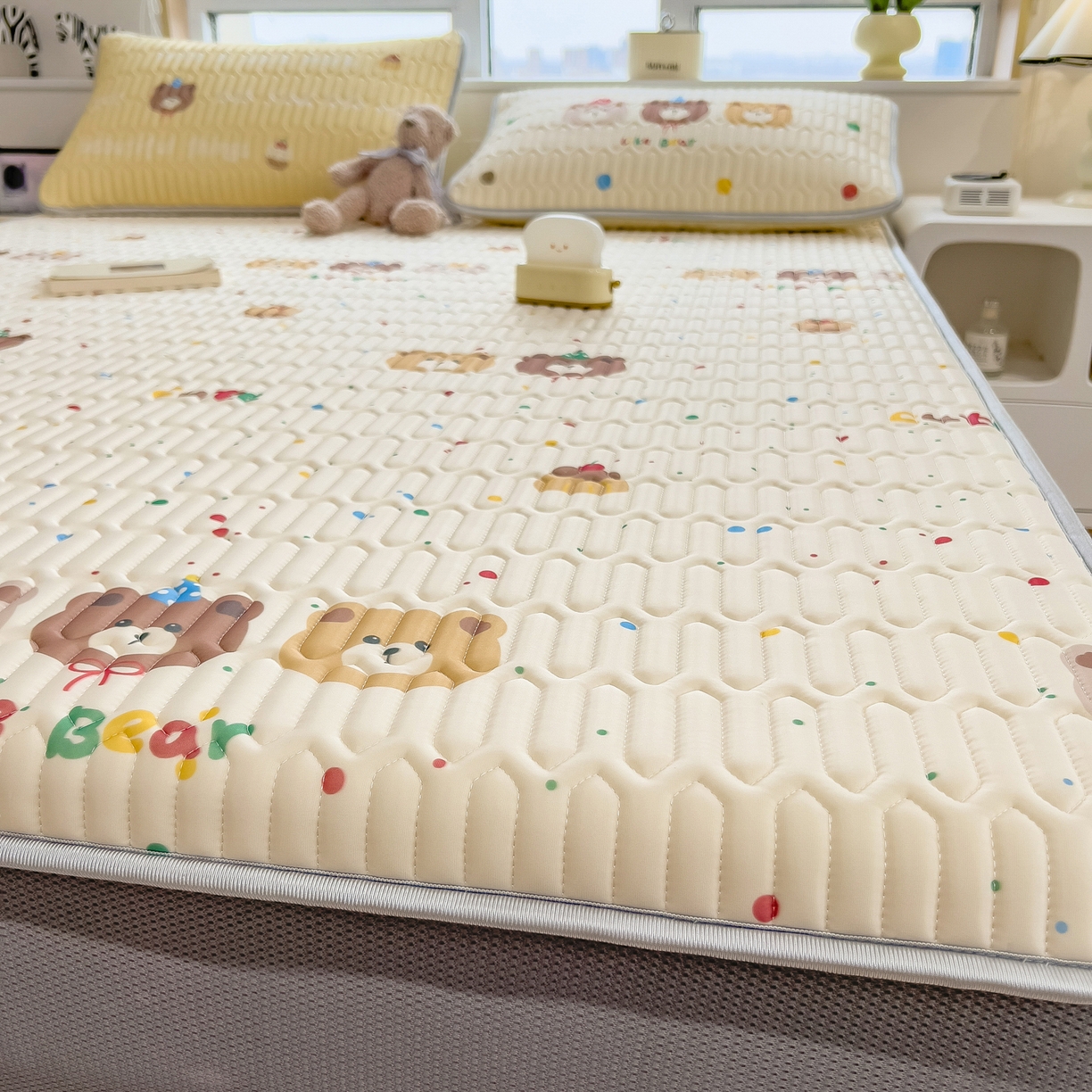 91家纺网 家纺一手货源 找家纺 摩妮卡 2026春夏新款凉感丝印花小清新乳胶凉席席子床笠款三件套 小熊童趣集