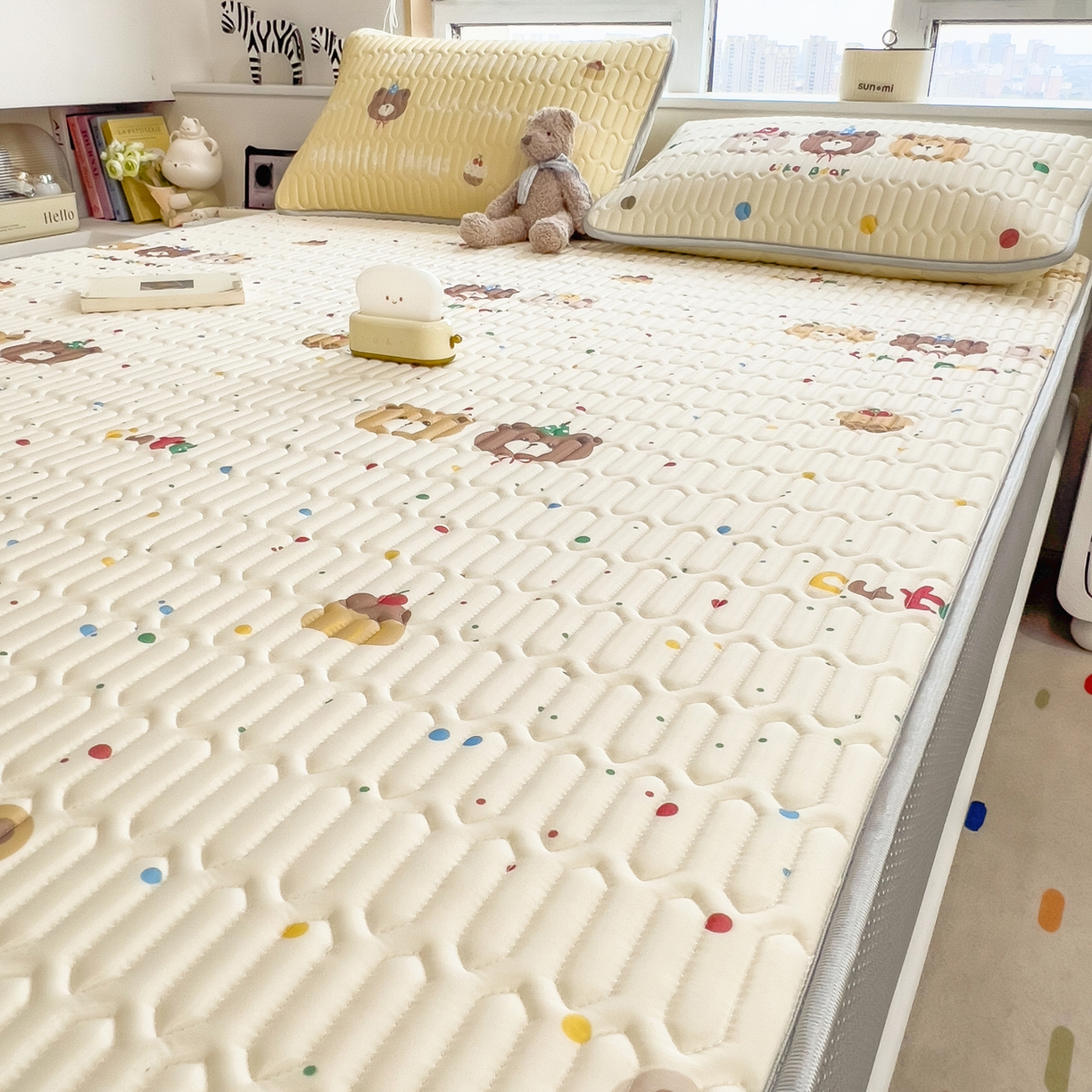 91家纺网 家纺一手货源 找家纺 摩妮卡 2026春夏新款凉感丝印花小清新乳胶凉席席子床笠款三件套 小熊童趣集