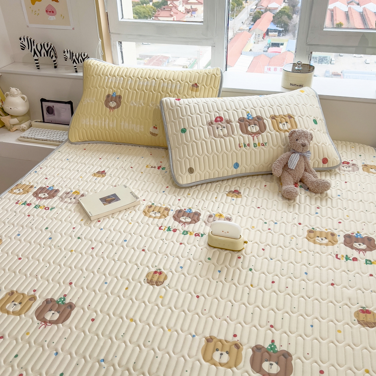 91家纺网 家纺一手货源 找家纺 摩妮卡 2026春夏新款凉感丝印花小清新乳胶凉席席子床笠款三件套 小熊童趣集