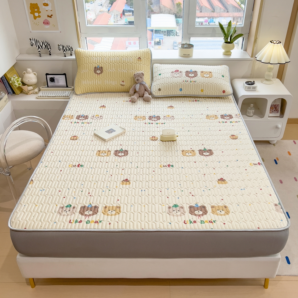 91家纺网 家纺一手货源 找家纺 摩妮卡 2026春夏新款凉感丝印花小清新乳胶凉席席子床笠款三件套 小熊童趣集