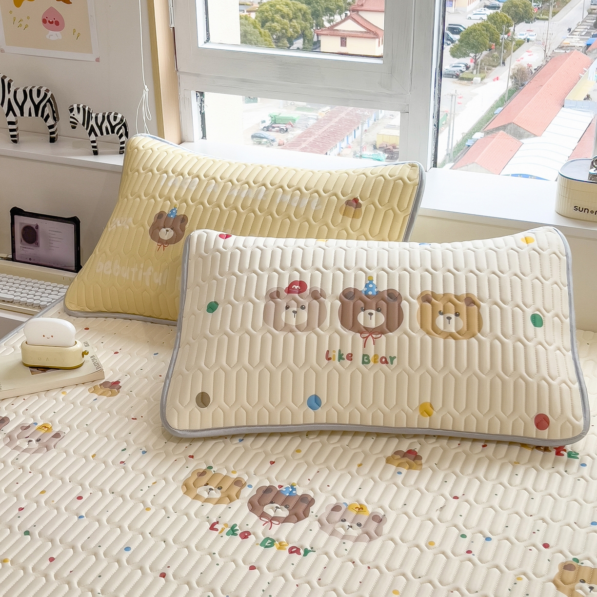 91家纺网 家纺一手货源 找家纺 摩妮卡 2026春夏新款凉感丝印花小清新乳胶凉席席子床笠款三件套 小熊童趣集