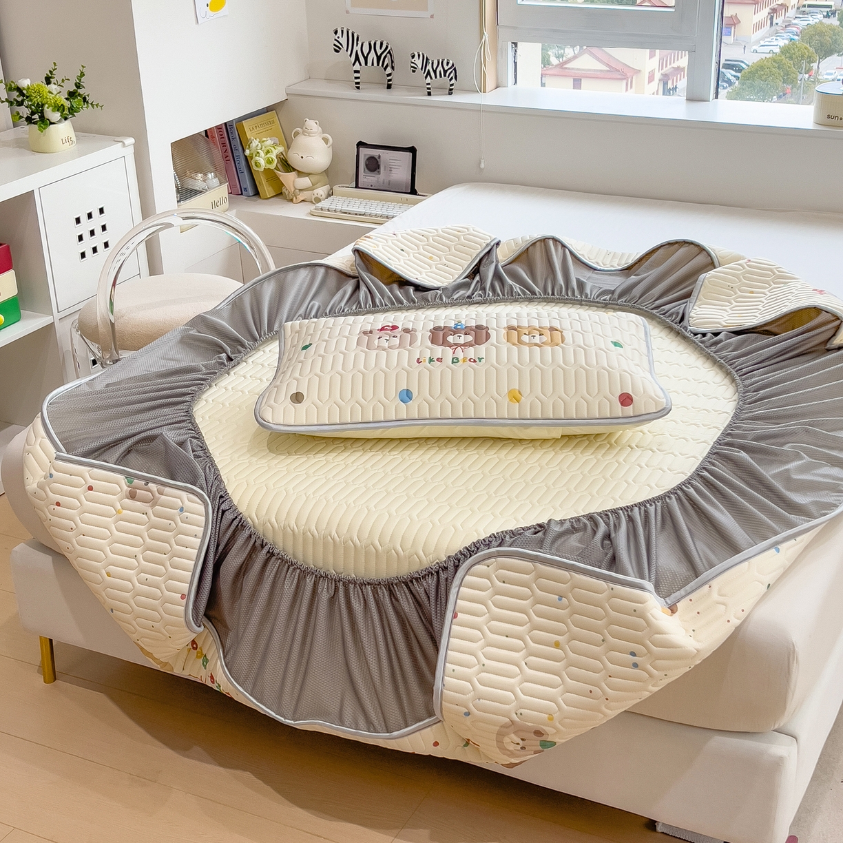 91家纺网 家纺一手货源 找家纺 摩妮卡 2026春夏新款凉感丝印花小清新乳胶凉席席子床笠款三件套 小熊童趣集