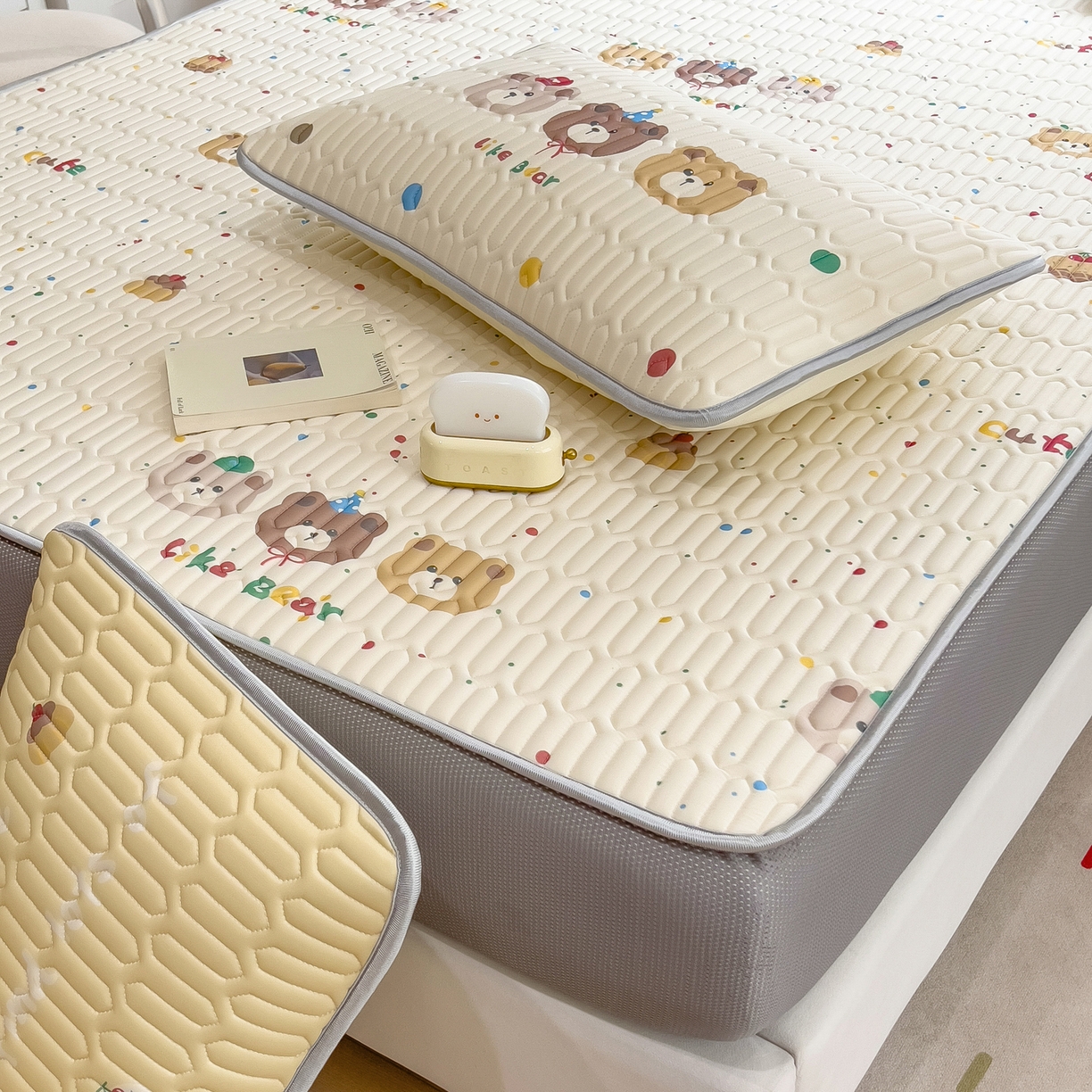 91家纺网 家纺一手货源 找家纺 摩妮卡 2026春夏新款凉感丝印花小清新乳胶凉席席子床笠款三件套 小熊童趣集