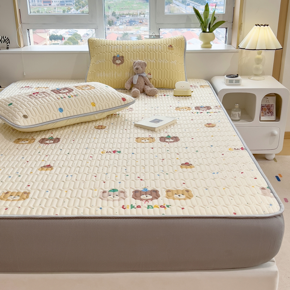 91家纺网 家纺一手货源 找家纺 摩妮卡 2026春夏新款凉感丝印花小清新乳胶凉席席子床笠款三件套 小熊童趣集