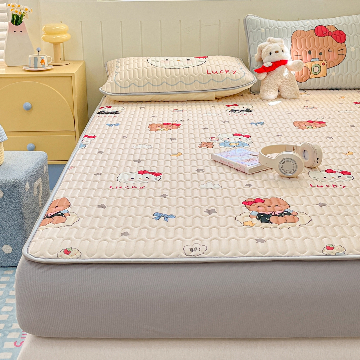 91家纺网 家纺一手货源 找家纺 摩妮卡 2026春夏新款凉感丝印花小清新乳胶凉席席子床笠款三件套 幸运姐妹