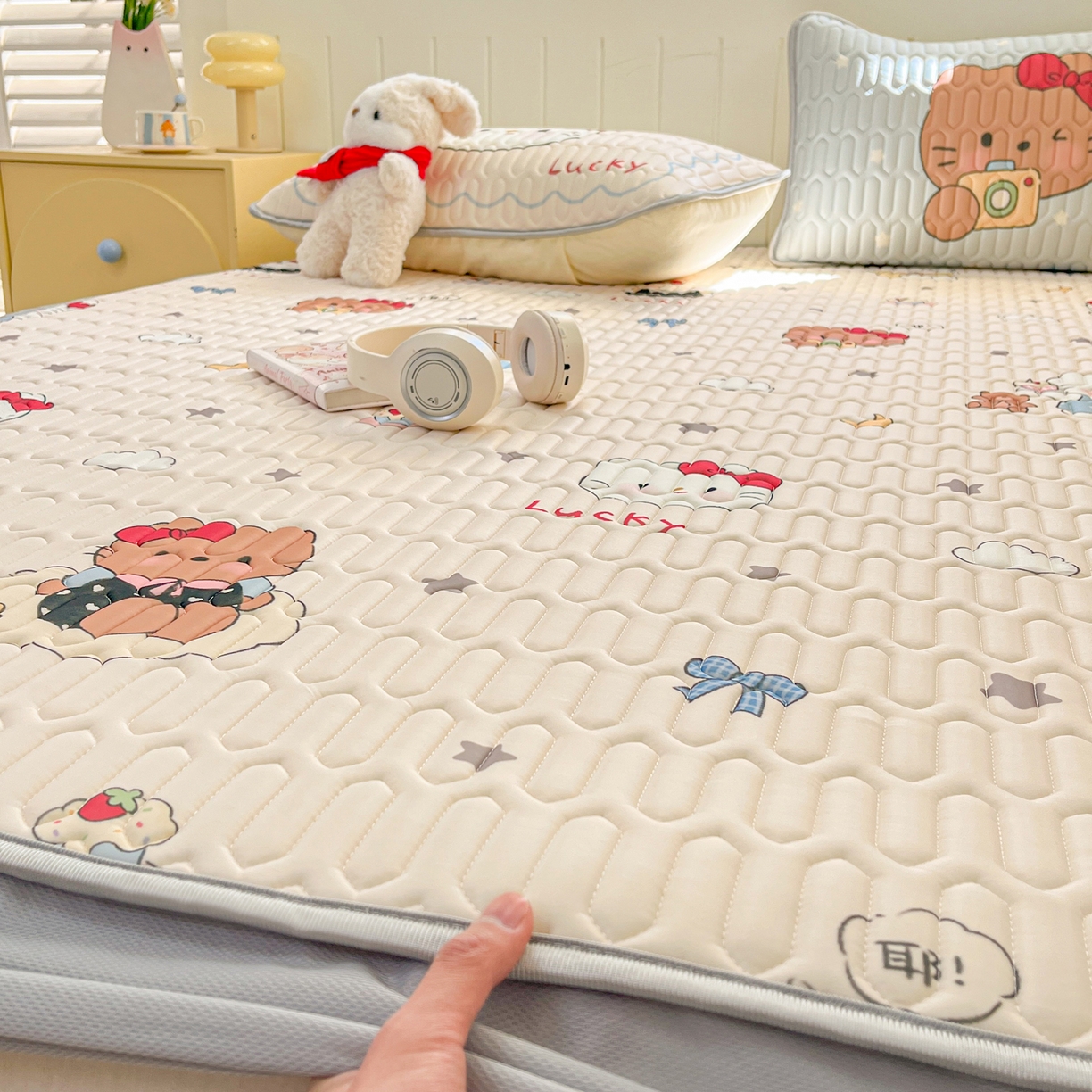 91家纺网 家纺一手货源 找家纺 摩妮卡 2026春夏新款凉感丝印花小清新乳胶凉席席子床笠款三件套 幸运姐妹