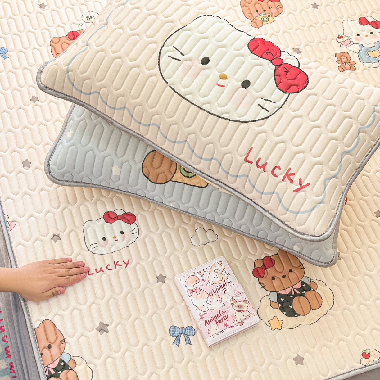 91家纺网 家纺一手货源 找家纺 摩妮卡 2026春夏新款凉感丝印花小清新乳胶凉席席子床笠款三件套 幸运姐妹