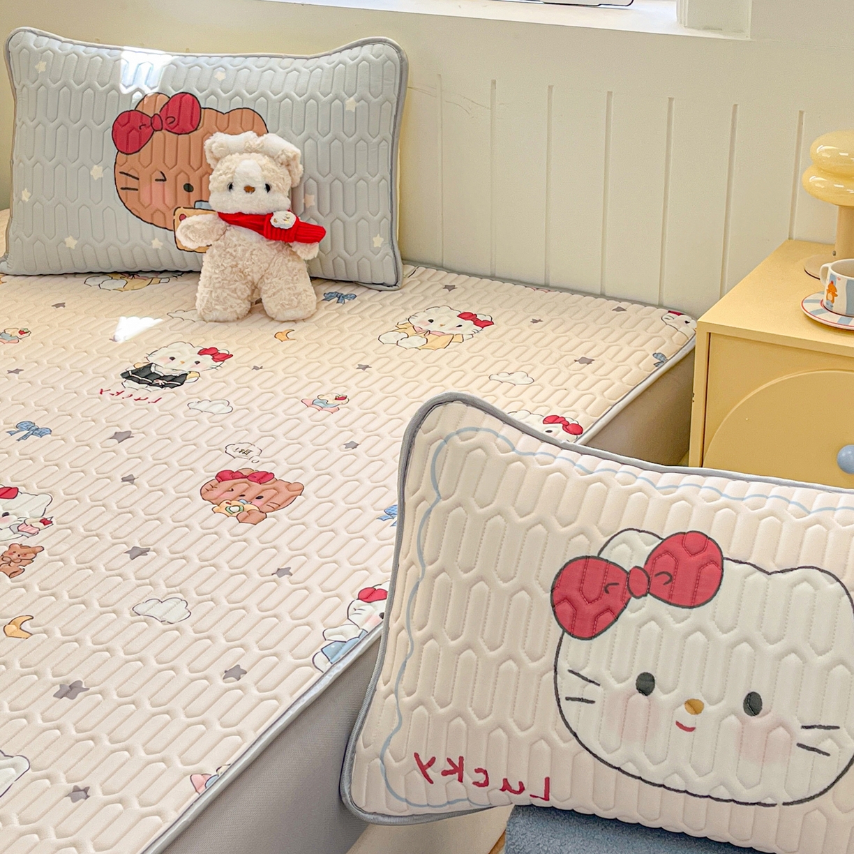 91家纺网 家纺一手货源 找家纺 摩妮卡 2026春夏新款凉感丝印花小清新乳胶凉席席子床笠款三件套 幸运姐妹