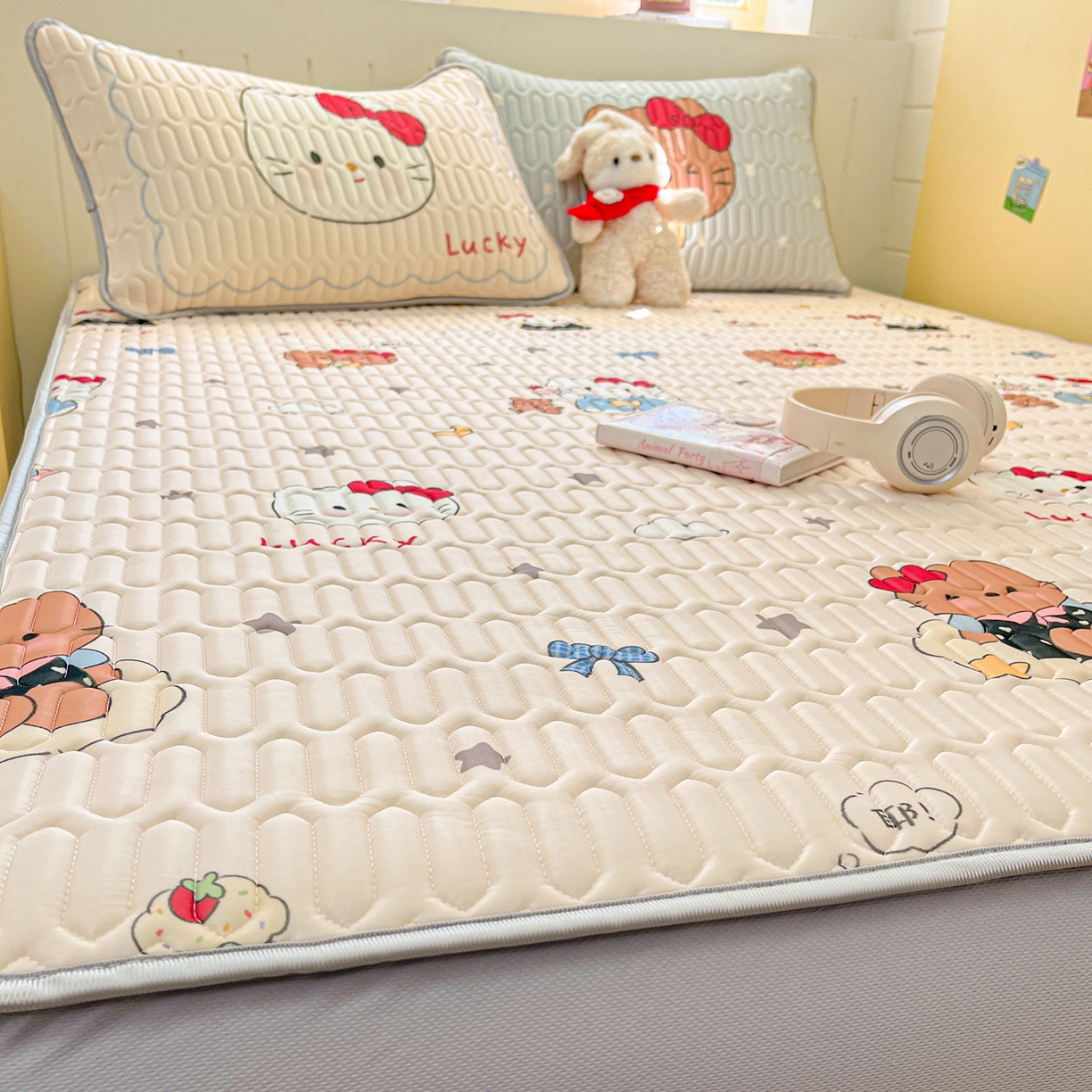 91家纺网 家纺一手货源 找家纺 摩妮卡 2026春夏新款凉感丝印花小清新乳胶凉席席子床笠款三件套 幸运姐妹