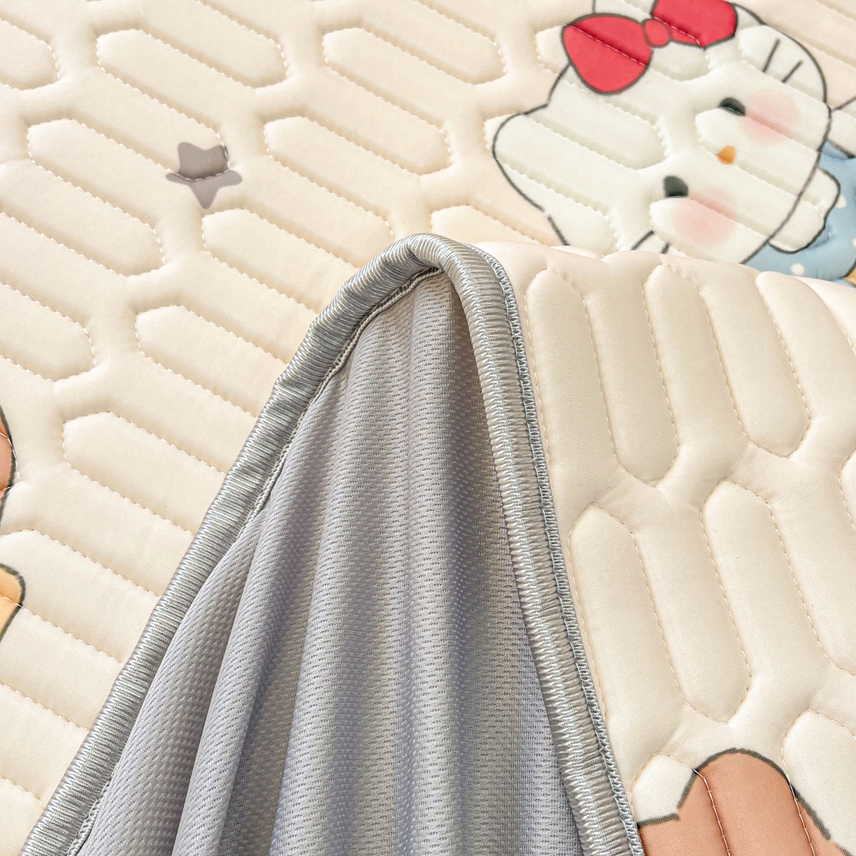 91家纺网 家纺一手货源 找家纺 摩妮卡 2026春夏新款凉感丝印花小清新乳胶凉席席子床笠款三件套 幸运姐妹