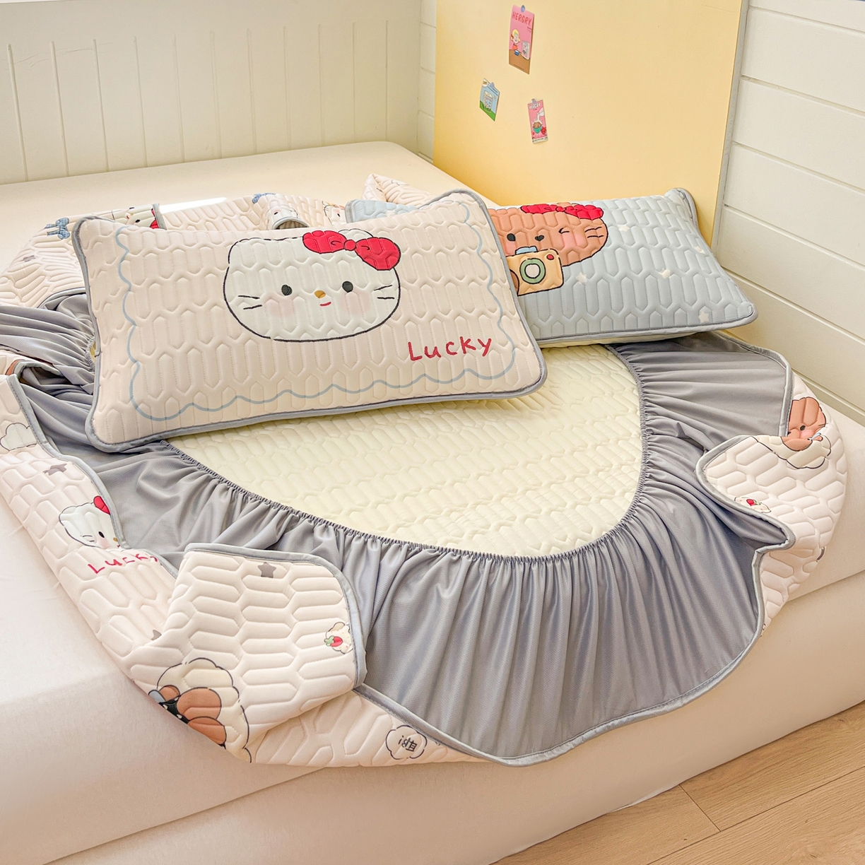 91家纺网 家纺一手货源 找家纺 摩妮卡 2026春夏新款凉感丝印花小清新乳胶凉席席子床笠款三件套 幸运姐妹