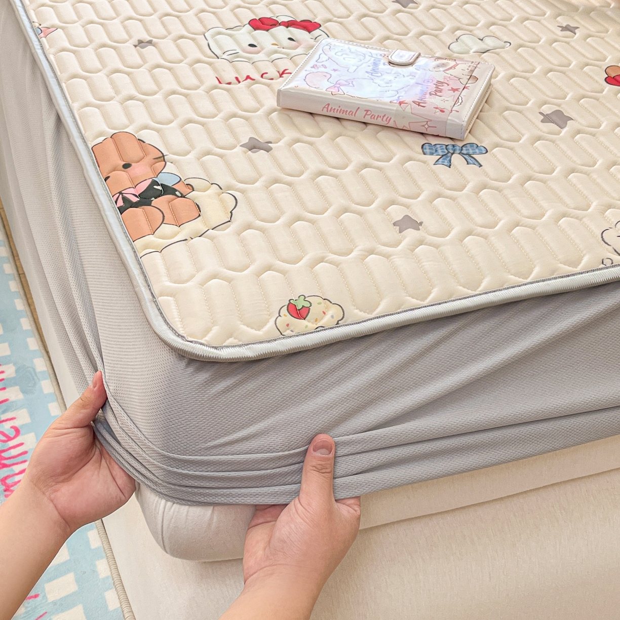 91家纺网 家纺一手货源 找家纺 摩妮卡 2026春夏新款凉感丝印花小清新乳胶凉席席子床笠款三件套 幸运姐妹