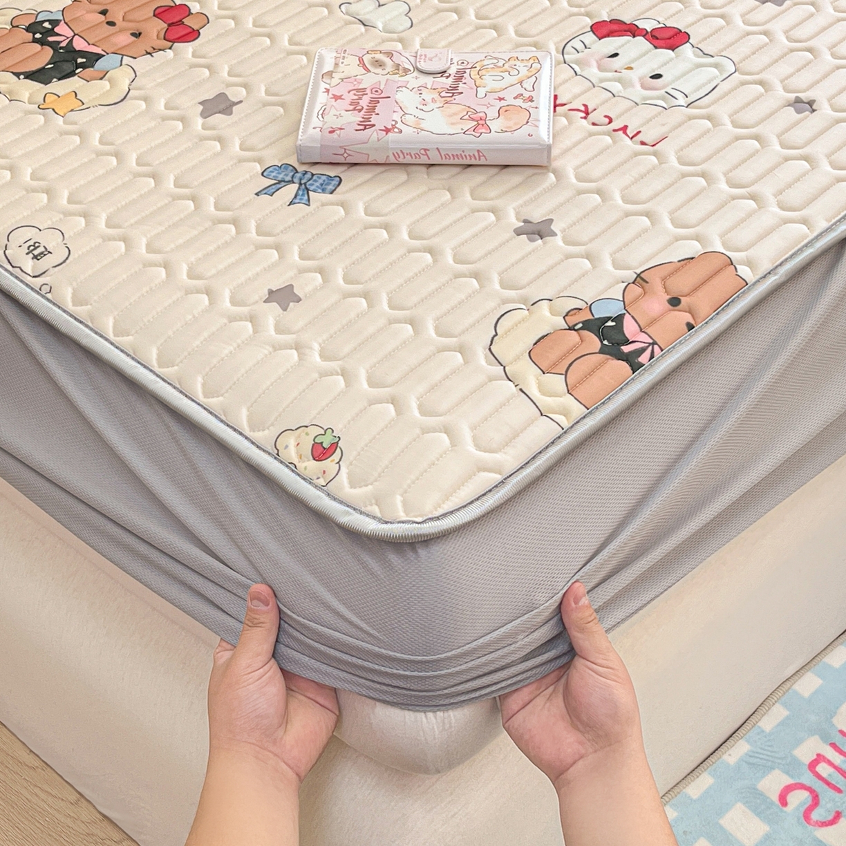 91家纺网 家纺一手货源 找家纺 摩妮卡 2026春夏新款凉感丝印花小清新乳胶凉席席子床笠款三件套 幸运姐妹