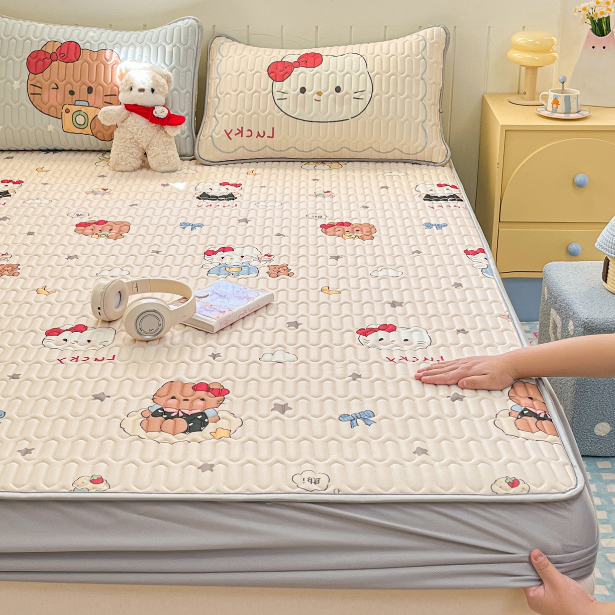 91家纺网 家纺一手货源 找家纺 摩妮卡 2026春夏新款凉感丝印花小清新乳胶凉席席子床笠款三件套 幸运姐妹