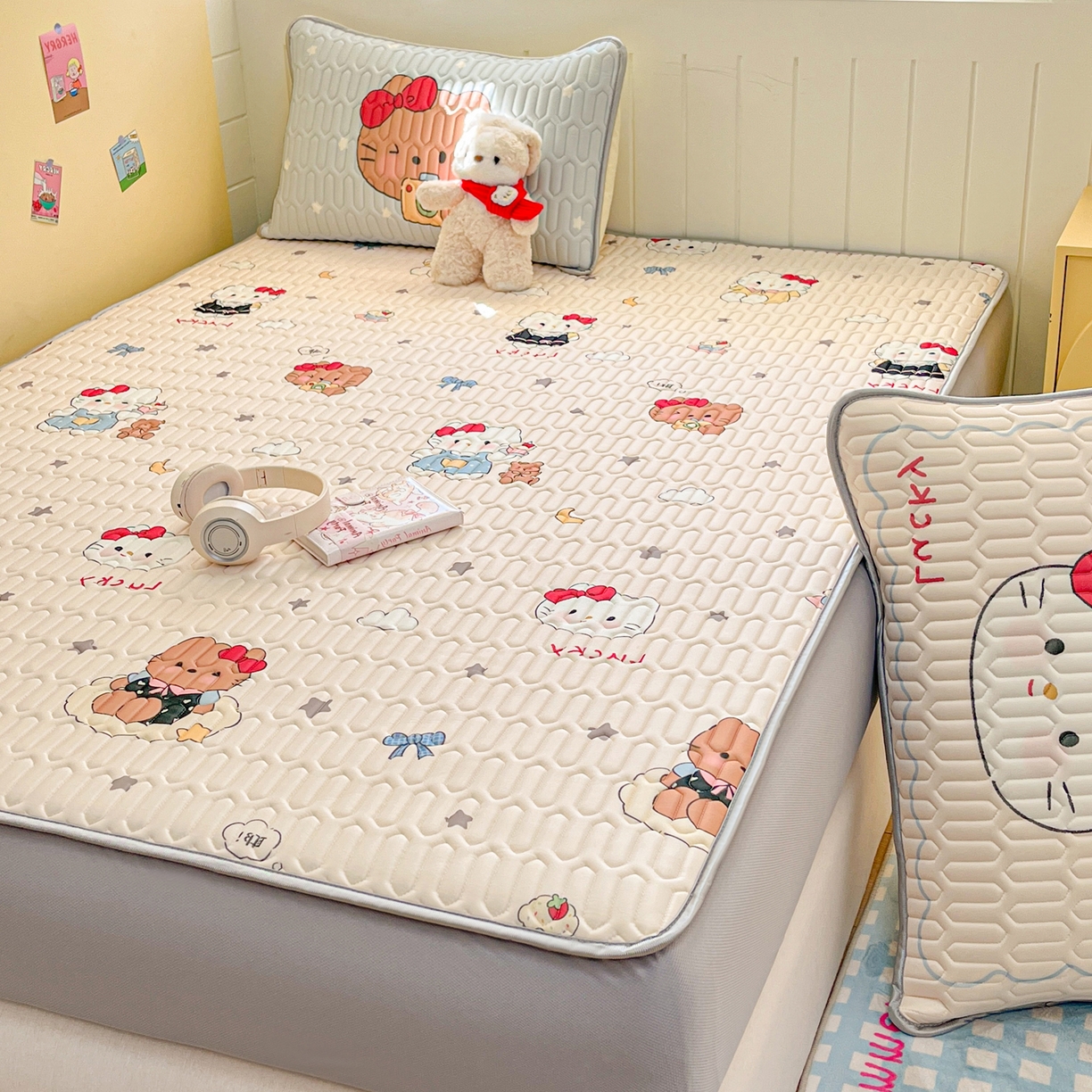 91家纺网 家纺一手货源 找家纺 摩妮卡 2026春夏新款凉感丝印花小清新乳胶凉席席子床笠款三件套 幸运姐妹