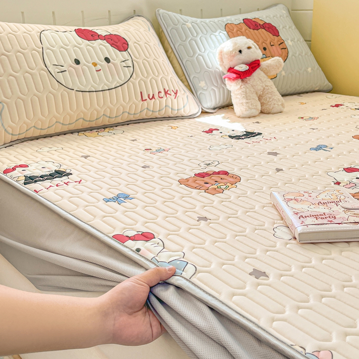 91家纺网 家纺一手货源 找家纺 摩妮卡 2026春夏新款凉感丝印花小清新乳胶凉席席子床笠款三件套 幸运姐妹