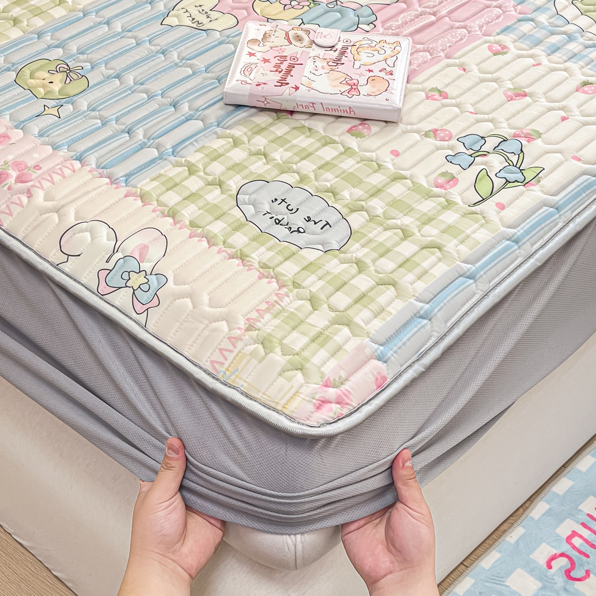 91家纺网 家纺一手货源 找家纺 摩妮卡 2026春夏新款凉感丝印花小清新乳胶凉席席子床笠款三件套 悠然兔兔