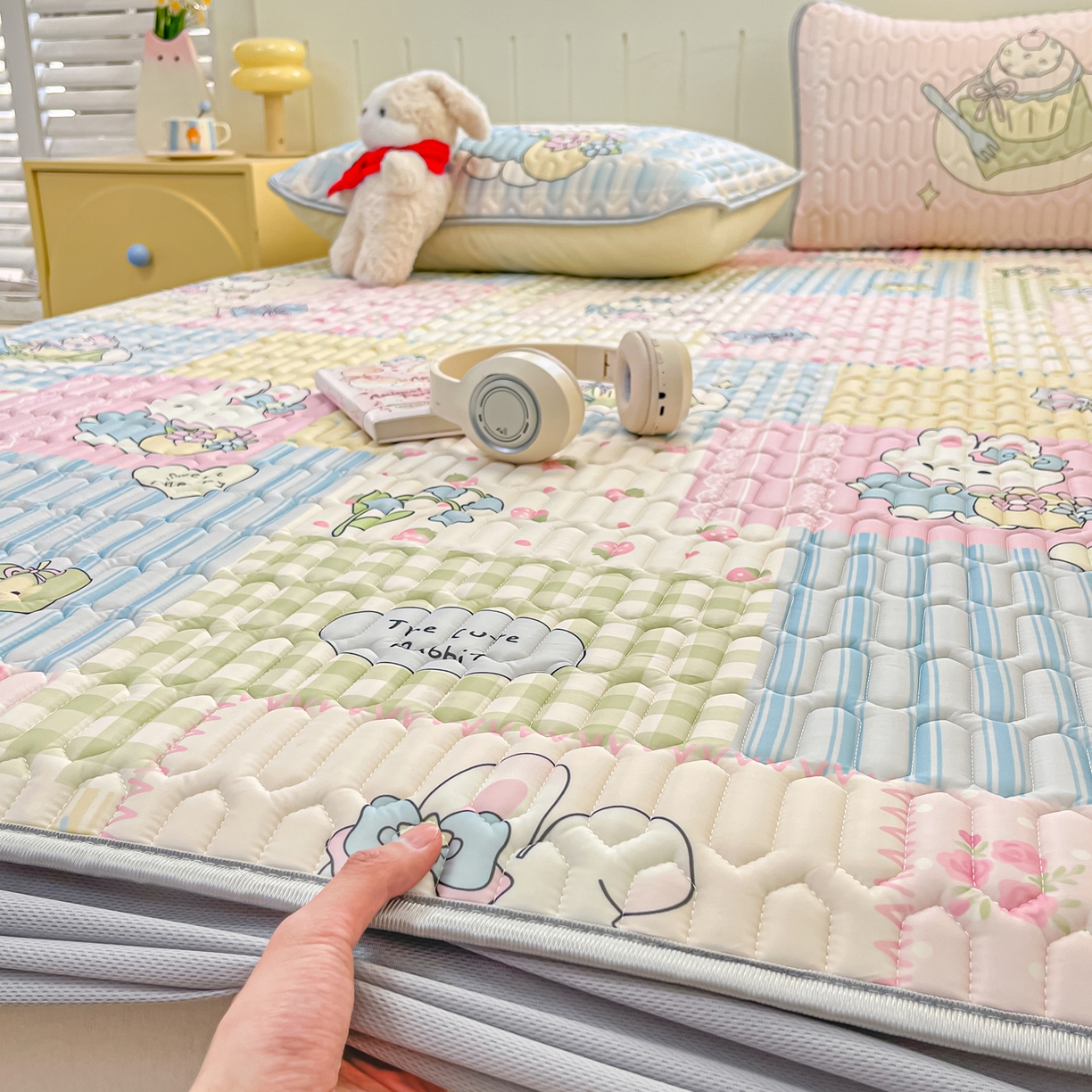 91家纺网 家纺一手货源 找家纺 摩妮卡 2026春夏新款凉感丝印花小清新乳胶凉席席子床笠款三件套 悠然兔兔