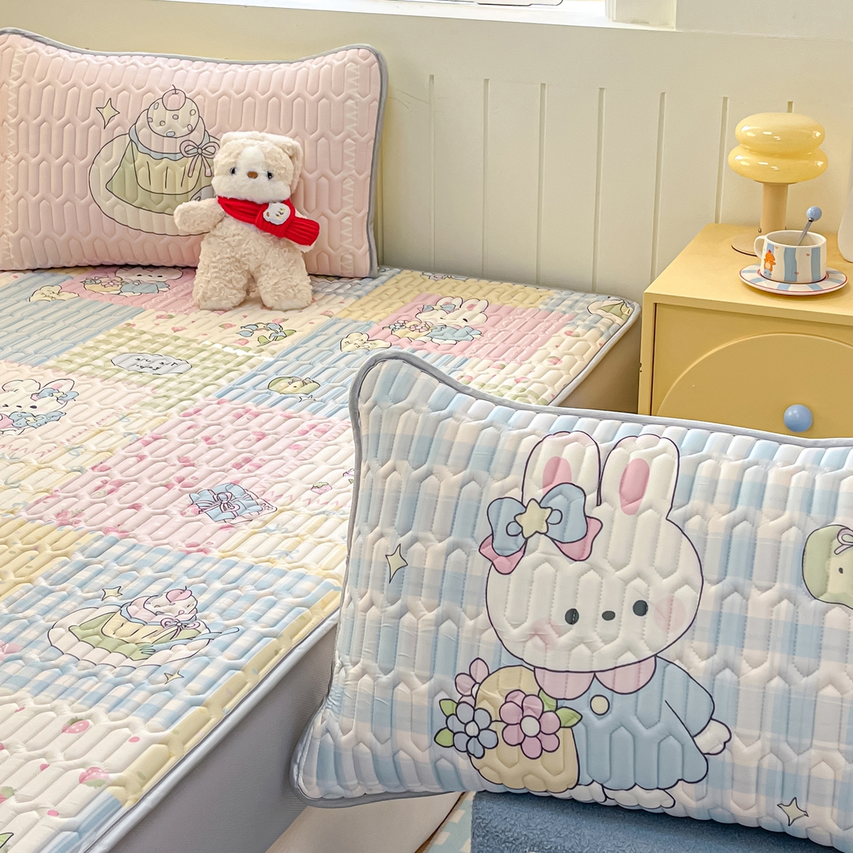 91家纺网 家纺一手货源 找家纺 摩妮卡 2026春夏新款凉感丝印花小清新乳胶凉席席子床笠款三件套 悠然兔兔