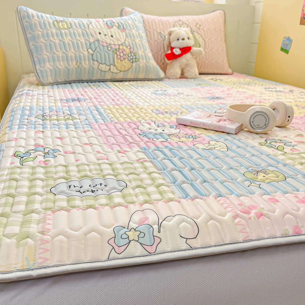 91家纺网 家纺一手货源 找家纺 摩妮卡 2026春夏新款凉感丝印花小清新乳胶凉席席子床笠款三件套 悠然兔兔