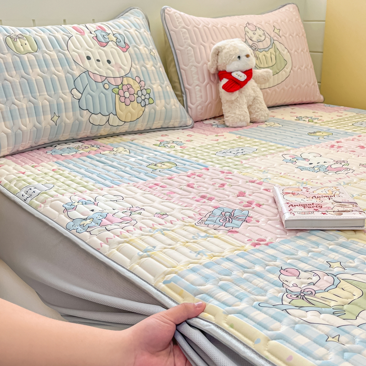 91家纺网 家纺一手货源 找家纺 摩妮卡 2026春夏新款凉感丝印花小清新乳胶凉席席子床笠款三件套 悠然兔兔