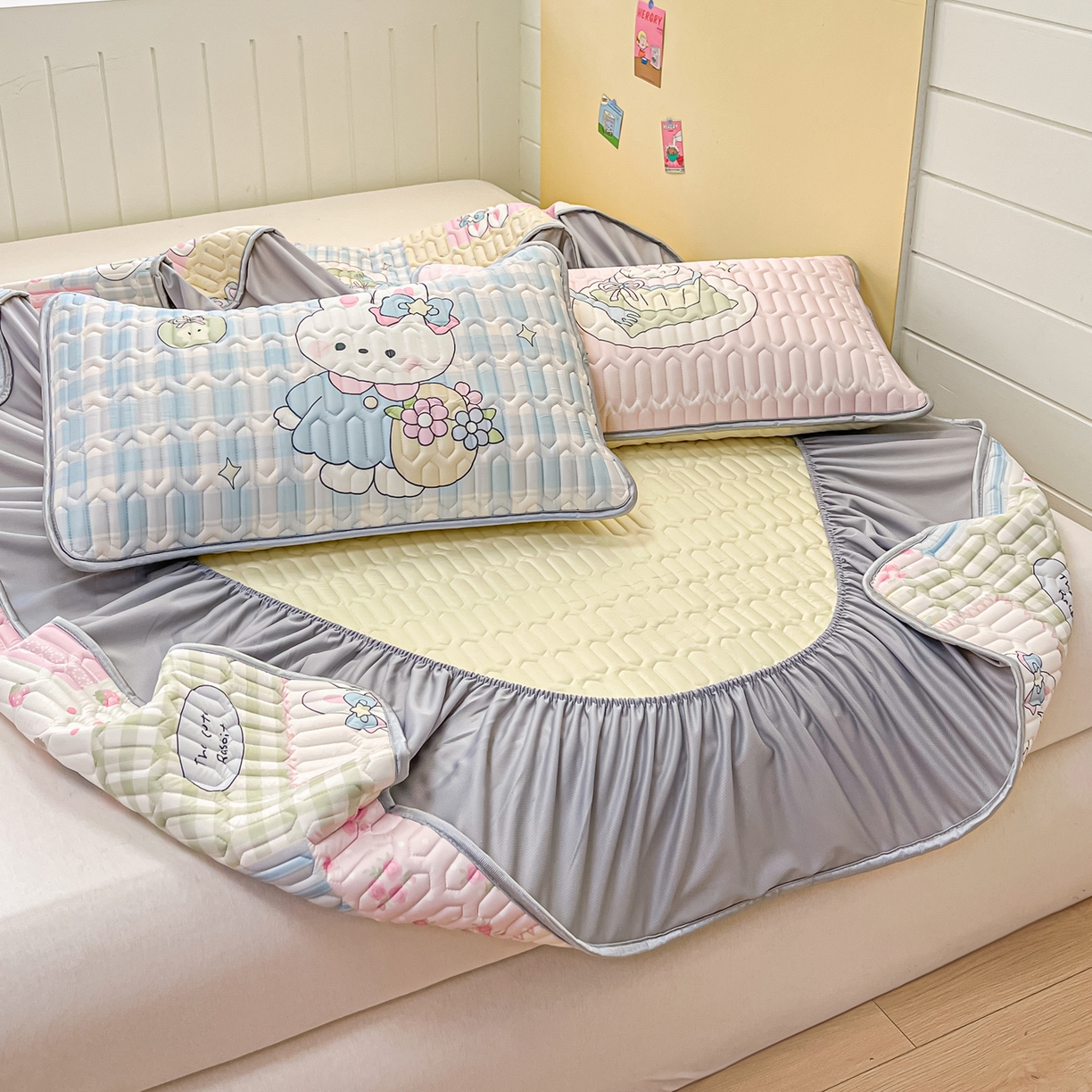 91家纺网 家纺一手货源 找家纺 摩妮卡 2026春夏新款凉感丝印花小清新乳胶凉席席子床笠款三件套 悠然兔兔