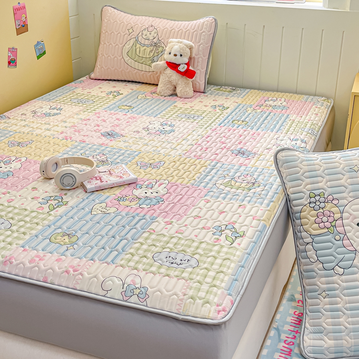 91家纺网 家纺一手货源 找家纺 摩妮卡 2026春夏新款凉感丝印花小清新乳胶凉席席子床笠款三件套 悠然兔兔