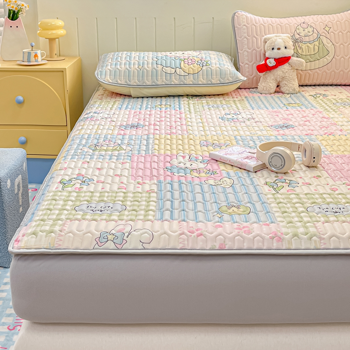 91家纺网 家纺一手货源 找家纺 摩妮卡 2026春夏新款凉感丝印花小清新乳胶凉席席子床笠款三件套 悠然兔兔