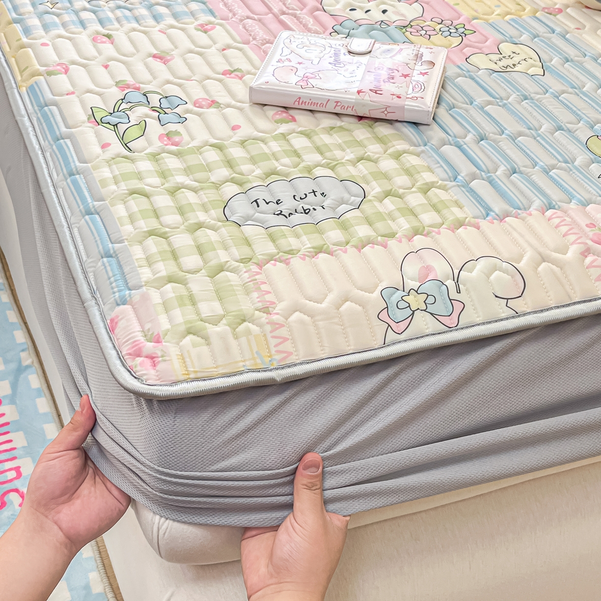 91家纺网 家纺一手货源 找家纺 摩妮卡 2026春夏新款凉感丝印花小清新乳胶凉席席子床笠款三件套 悠然兔兔