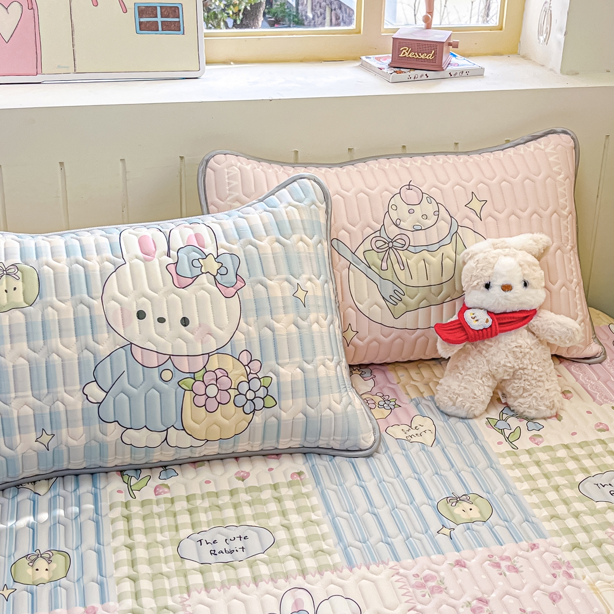 91家纺网 家纺一手货源 找家纺 摩妮卡 2026春夏新款凉感丝印花小清新乳胶凉席席子床笠款三件套 悠然兔兔