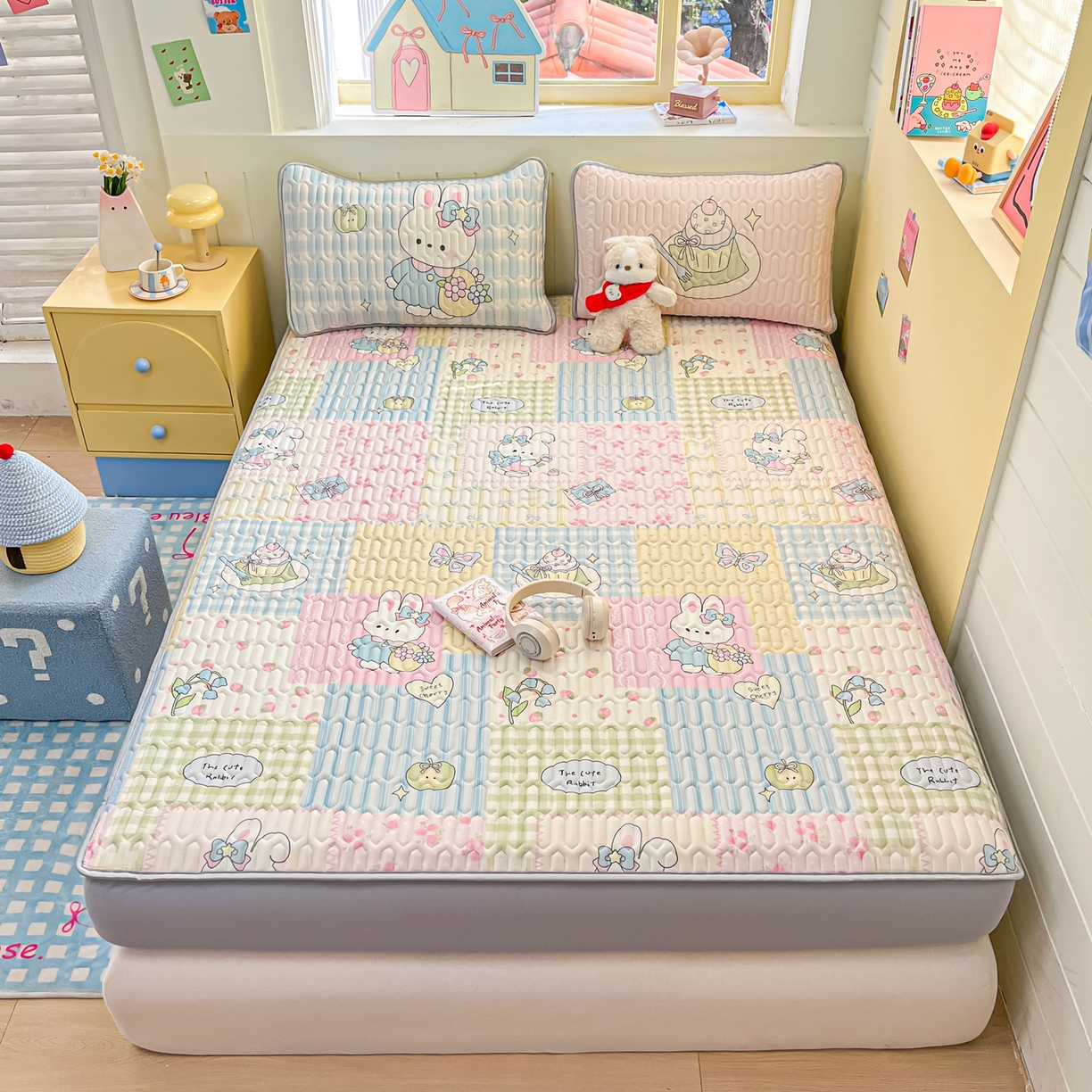 91家纺网 家纺一手货源 找家纺 摩妮卡 2026春夏新款凉感丝印花小清新乳胶凉席席子床笠款三件套 悠然兔兔