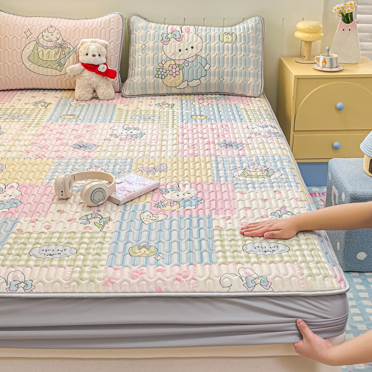 91家纺网 家纺一手货源 找家纺 摩妮卡 2026春夏新款凉感丝印花小清新乳胶凉席席子床笠款三件套 悠然兔兔