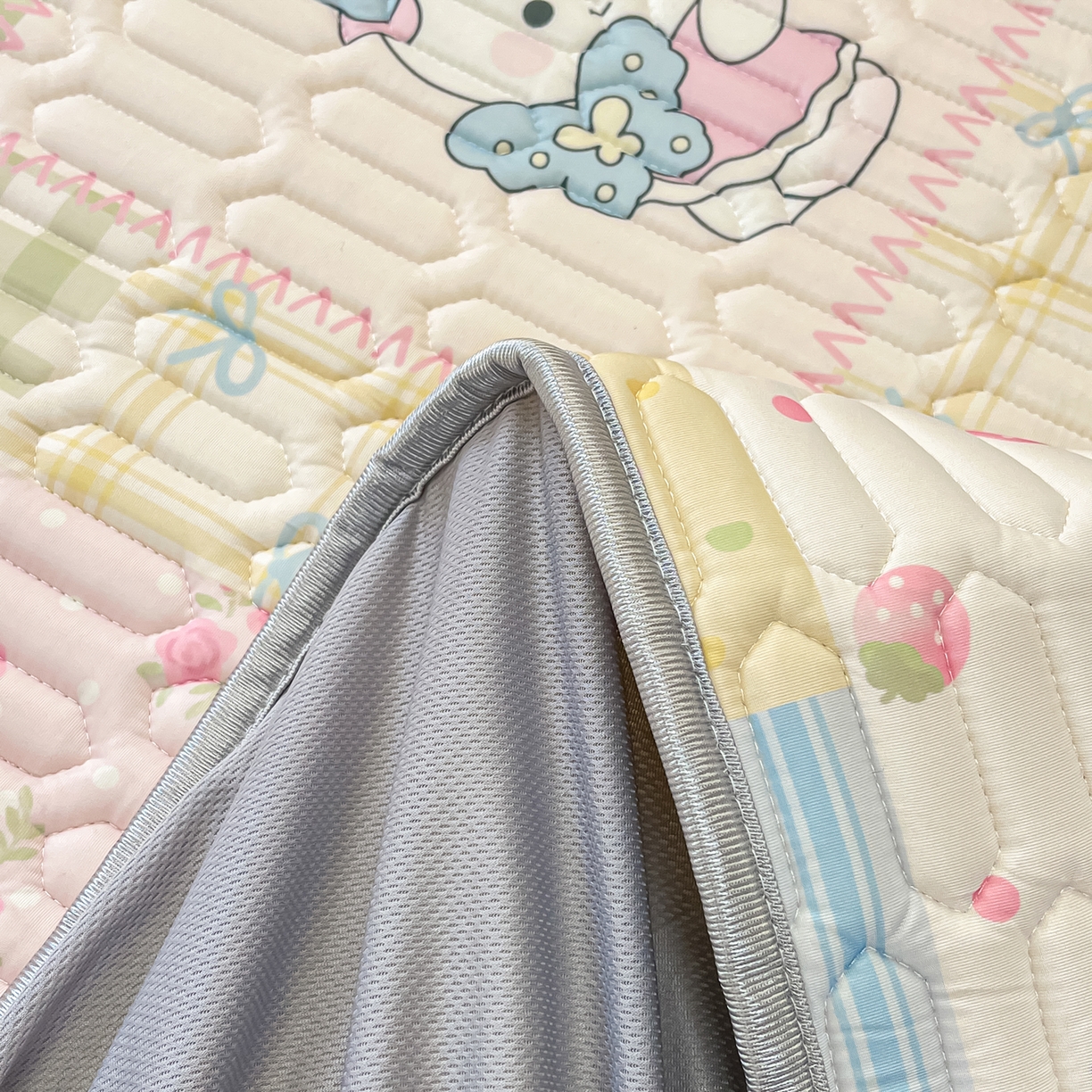 91家纺网 家纺一手货源 找家纺 摩妮卡 2026春夏新款凉感丝印花小清新乳胶凉席席子床笠款三件套 悠然兔兔