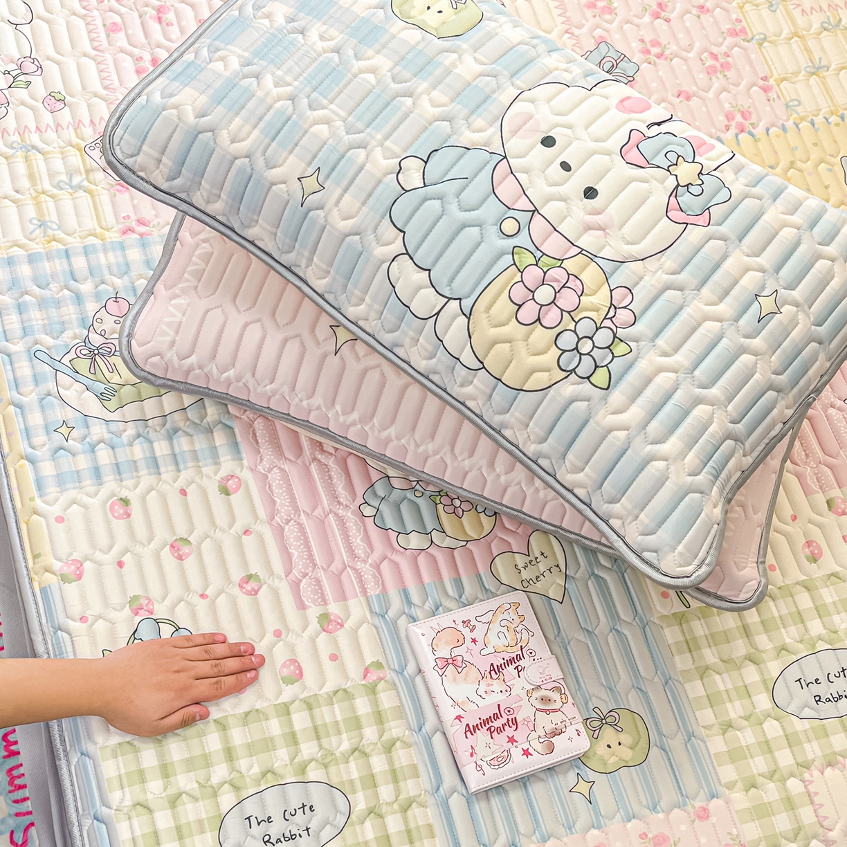 91家纺网 家纺一手货源 找家纺 摩妮卡 2026春夏新款凉感丝印花小清新乳胶凉席席子床笠款三件套 悠然兔兔