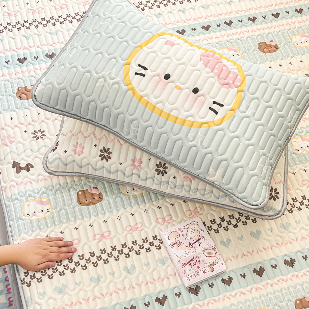 91家纺网 家纺一手货源 找家纺 摩妮卡 2026春夏新款凉感丝印花小清新乳胶凉席席子床笠款三件套 友谊记忆片