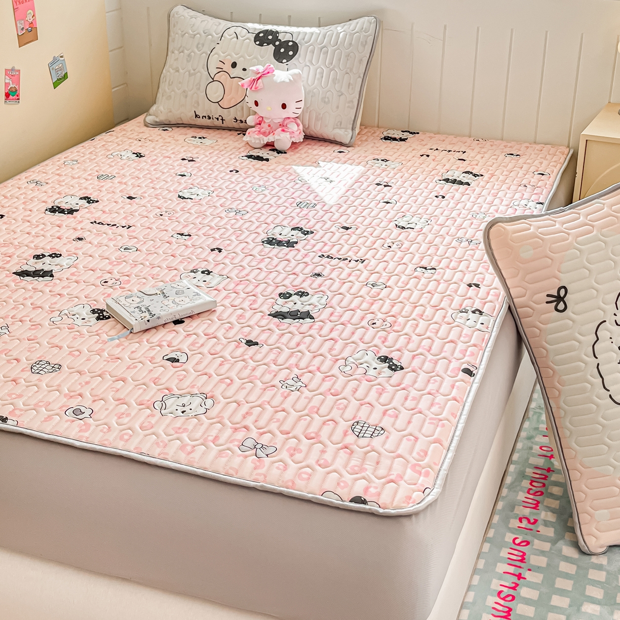 91家纺网 家纺一手货源 找家纺 摩妮卡 2026春夏新款凉感丝印花小清新乳胶凉席席子床笠款三件套 友谊之家-粉