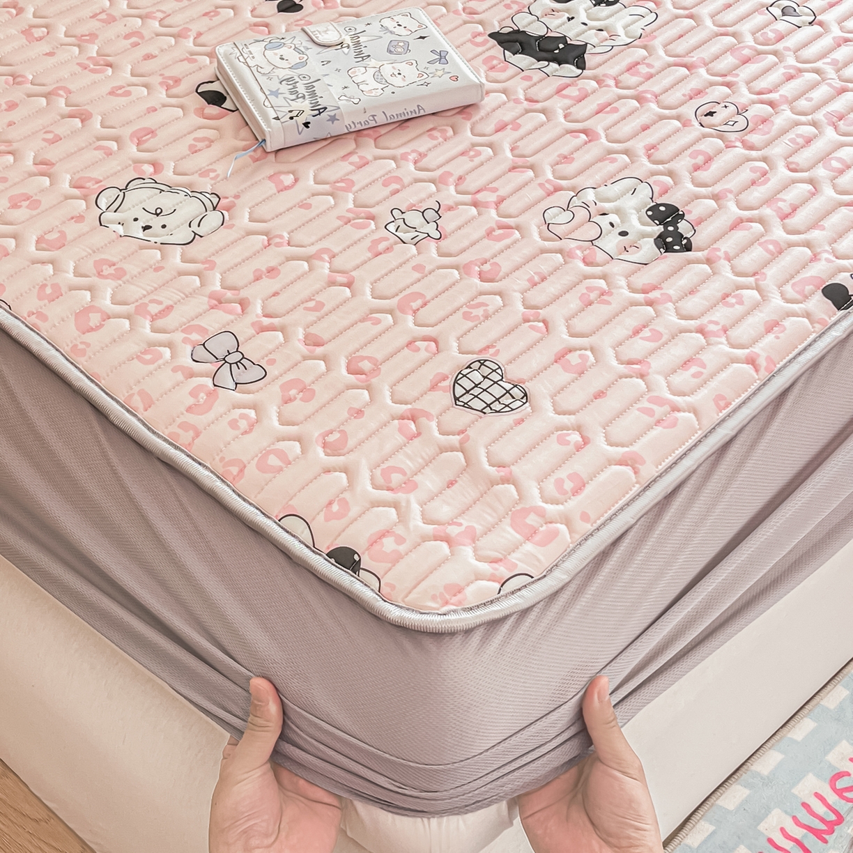 91家纺网 家纺一手货源 找家纺 摩妮卡 2026春夏新款凉感丝印花小清新乳胶凉席席子床笠款三件套 友谊之家-粉