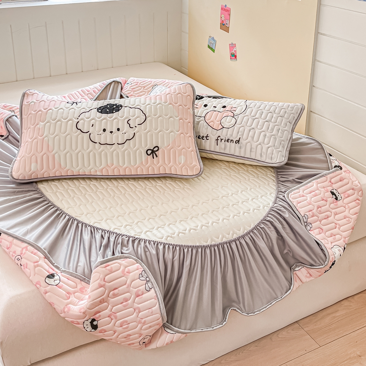 91家纺网 家纺一手货源 找家纺 摩妮卡 2026春夏新款凉感丝印花小清新乳胶凉席席子床笠款三件套 友谊之家-粉